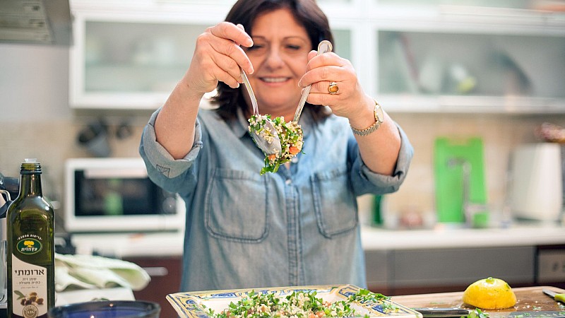 Sara Prezman mixing her delicious and healthy Tabbouleh Salad recipe Foodadit