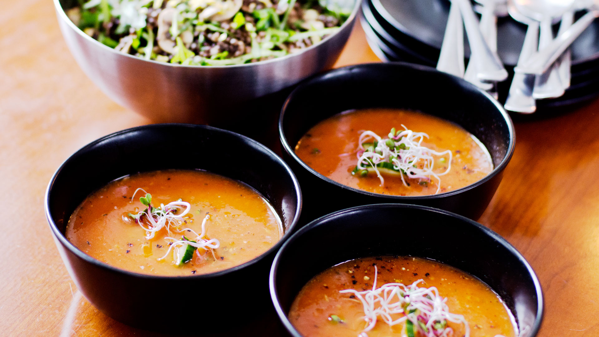 Nina's-delicous-healthy-vegan,-gluten-free-summer-Gazpacho-soup-recipe-in-bowls-Foodadit