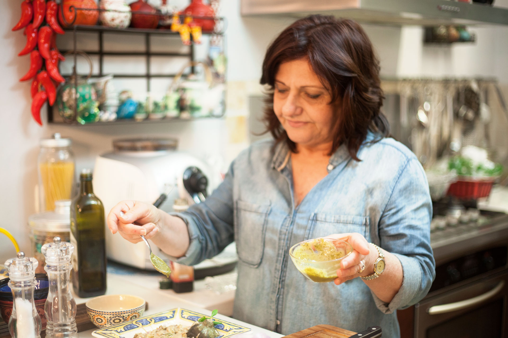 Sara-Prezman-making-her-delicious-and-healthy-Aubergine-Salad-recipe-Foodadit
