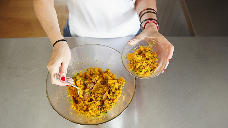 catherine cuello from greenhopping serving her sweet potato kale and chives recipe foodadit