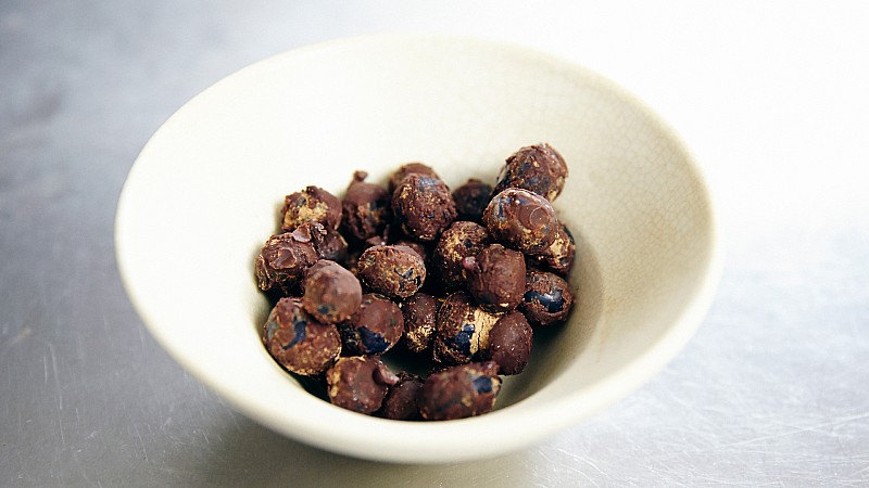 greenhopping founder catherine cuellos recipe for semi frozen blueberries in raw cacao