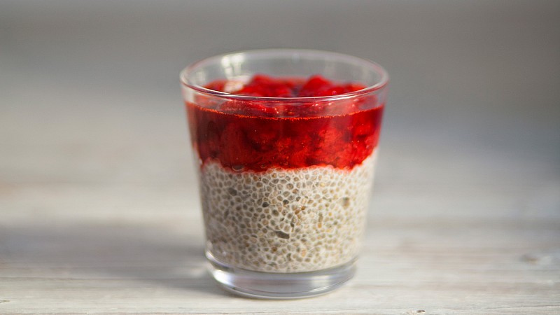 Linsey Boersbroek's delicious healthy recipe for Strawberry and Almond Chia Pudding Foodadit