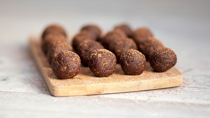 Linsey Boersbroek's delicious healthy recipe for Superfood Date and Almond Balls