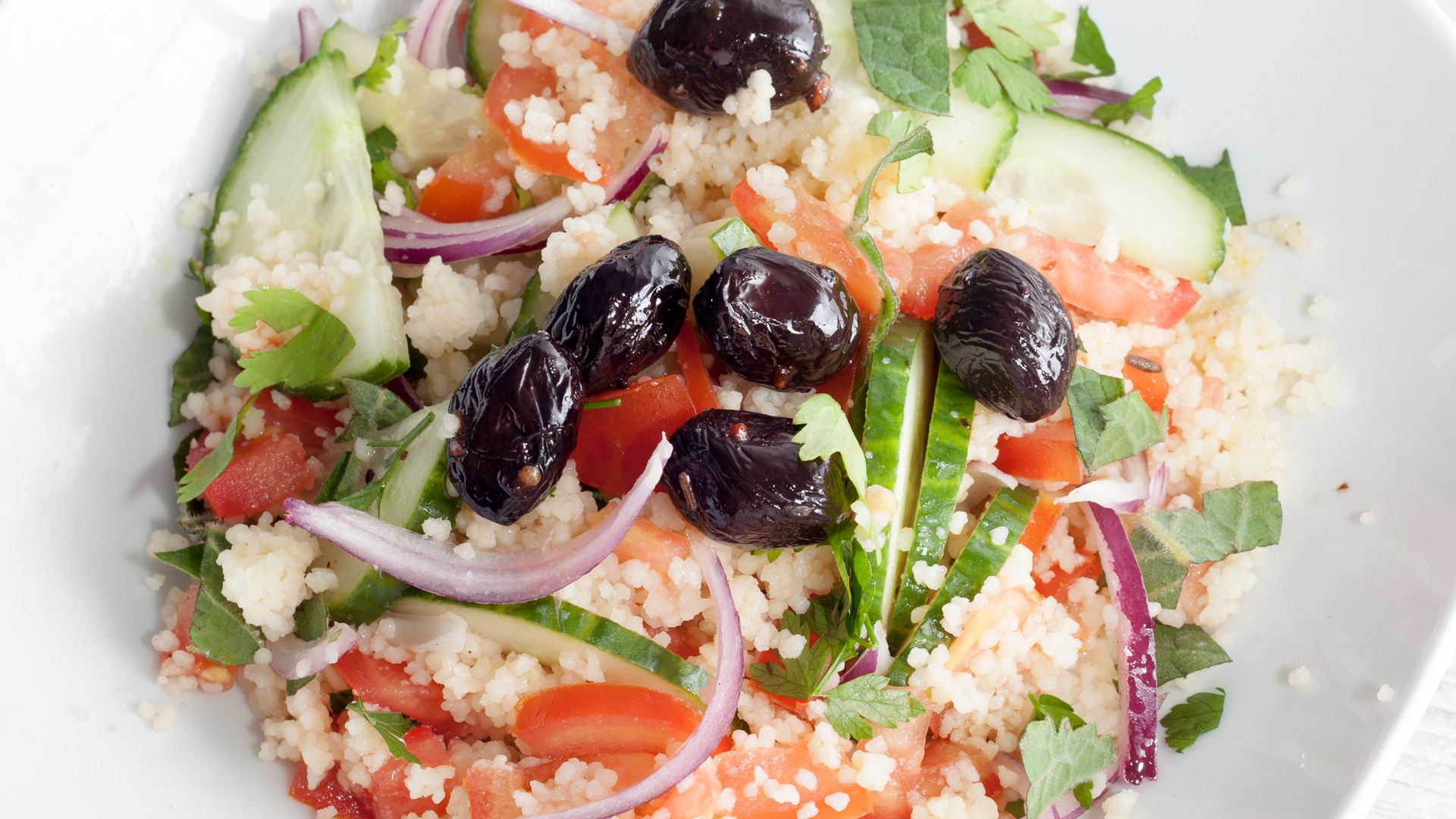 Linsey Boersbroek's healthy Greek Style Couscous Salad with olives, fresh basil and mint – Foodadit.