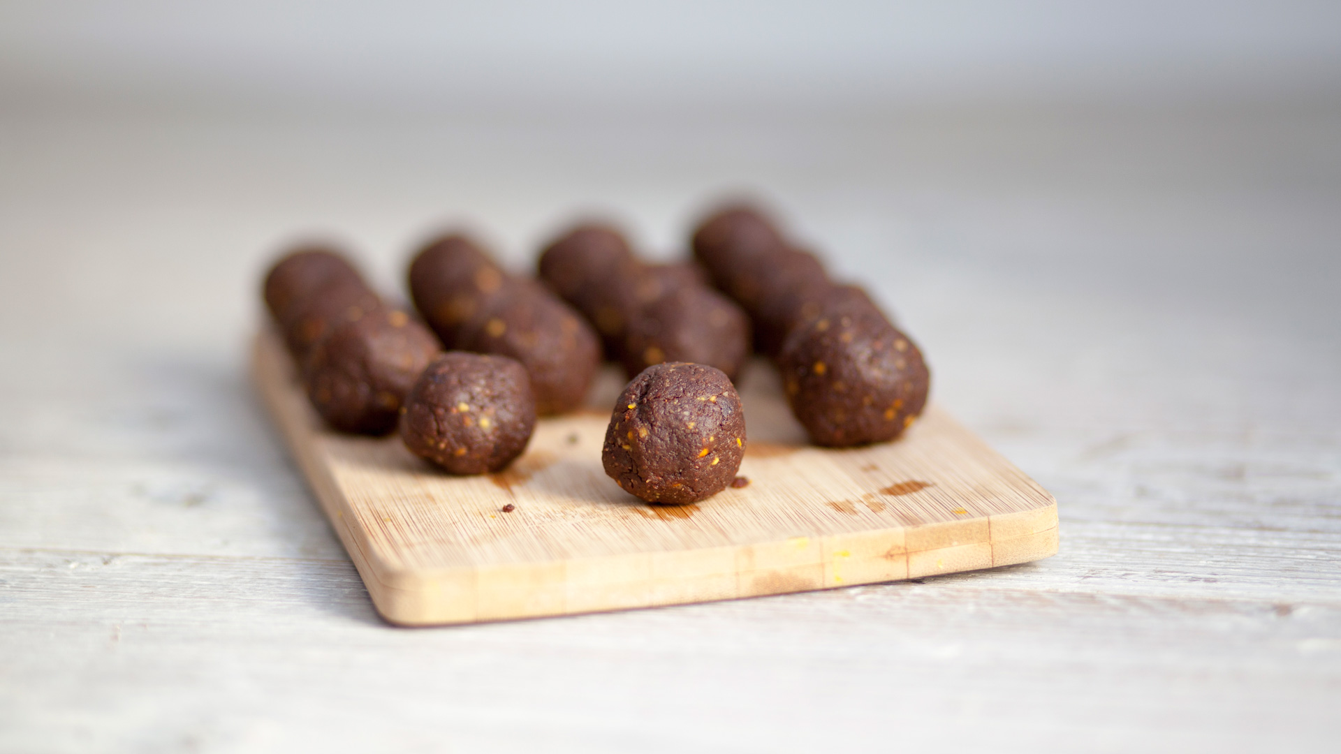 Linsey Boersbroek's delicious and healthy recipe for Superfood Date and Almond Balls with Bee Pollen