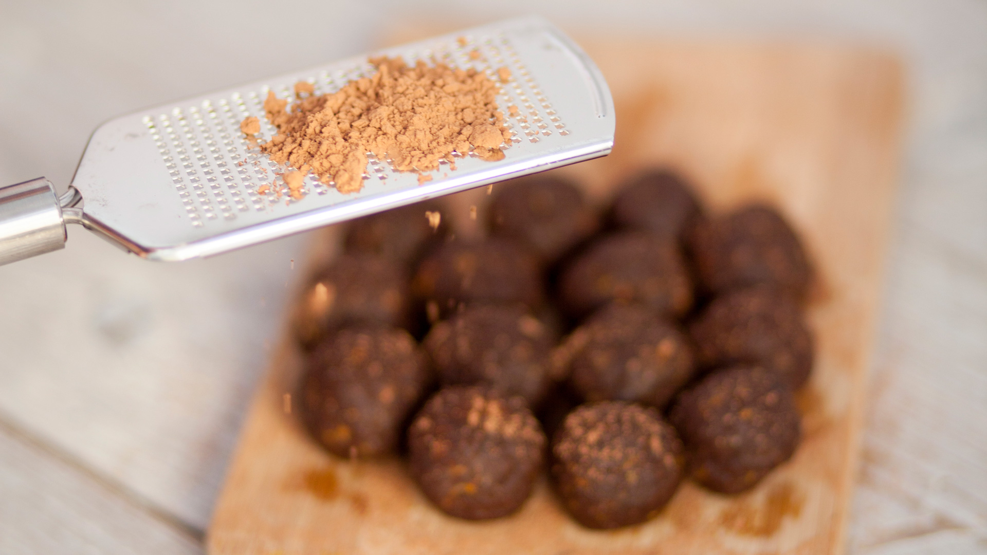 Linsey Boersbroek's delicious and healthy recipe for Superfood Date and Almond Balls with Bee Pollen